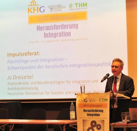 Der Bevollmächtigte der Hessischen Landesregierung für Integration und Antidiskriminierung und Staatssekretär im Hessischen Ministerium für Soziales und Integration, Jo Dreiseitel, zeigte in seinem Impulsreferat den Stand der Integrationspolitik auf und w