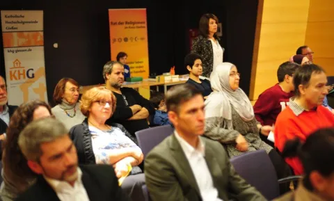 Bilder 9-11: Die folgenden drei Bilder zeigen, wie gespannt die Teilnehmer des Symposiums die Ausfüh-rungen Dr. Thierses verfolgten.