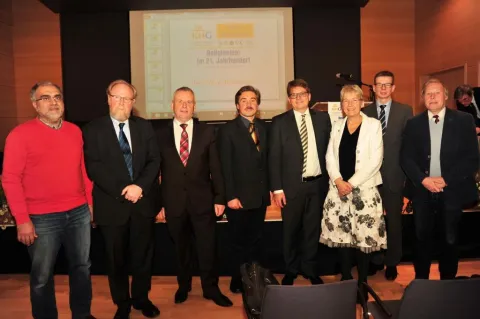 Bild 12: Gruppenbild mit einigen Sprechern des Symposiums, v.l.n.r. Dr. Diaa Rashid, Dr. h.c. Wolf-gang Thierse, MdL Ernst-Ewald Roth, Hochschulpfarrer Dr. Siegfried Karl, Dekan Frank-Tilo Becher, Bürgermeisterin Gerda Weigel-Greilich, Prof. Dr. Dirk Anso