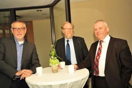 Bild 13: Ein kurzer Meinungsaustausch in der Pause zwischen MdL Gerhard Merz, Dr. Wolfgang Thierse und MdL Ernst-Ewald Roth.