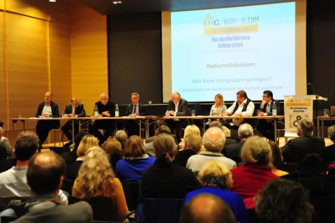 In einer Podiumsdiskussion mit namhaften Teilnehmern wurden unter dem Thema „Wie kann Integration gelingen? – Antworten von Gesellschaft, Politik, Hochschulen und Kirche“ die Fragen vertiefend behandelt. Auf dem Podium v.l.n.r.: Prof. Ulrich Wagner (Marbu