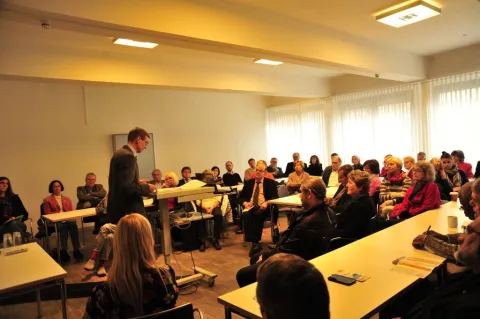 Bild 16: Keinen freien Platz mehr gab es im Arbeitskreis 2, in dem Brennpunkte des christlich-islamischen Dialogs im Mittelpunkt standen. Das Bild zeigt Prof. Dr. Dirk Ansorge (Hoch-schule Sankt Georgen) bei seinem Vortrag darüber, ob Christentum und Isla
