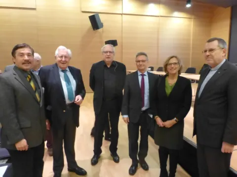 Hochschulpfarrer Dr. Siegfried Karl (links) begrüßt einige der Redner (v.l.n.r.), hier Dr. Bernhard Vogel, Prof. Claus Leggewie, Staatssekretär Jo Dreiseitel, Oberbürgermeisterin Dietlind Grabe-Bolz und der frühere Hochschulpfarrer Hermann Heil, jetzt Pfa