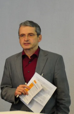 Bild 20: Die drängenden Fragen über Religionen und Islam in der modernen Gesellschaft und über Fundamentalismus und Gewalt haben zu einer lebhaften, auch emotional geprägten Diskus-sion geführt, die von Prof. Dr. Joachim Valentin (Direktor des Hauses am D