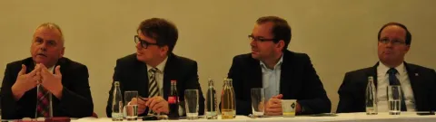 Bild 21: Eine lebhafte Diskussion über das Verhältnis von Kirchen und Staat in Deutschland gab es  im Arbeitskreis 3. Über ihre Erfahrungen und Positionen hierzu berichteten zunächst unter der Leitung von Dekan Frank-Tilo Becher (2.v.l.) die kirchenpoliti