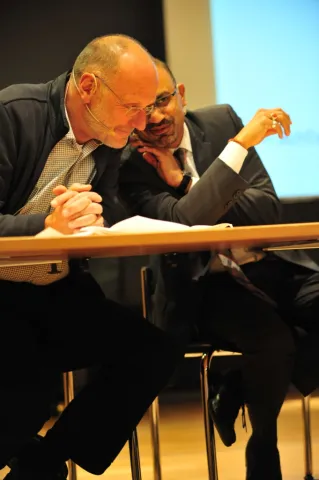 Kurzer Meinungsaustausch zwischen Prof. Ulrich Wagner (Universität Marburg, links) und JLU-Präsident Prof. Joybrato Mukherjee.