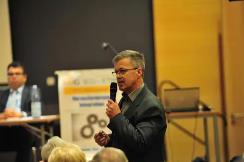 In der Diskussion gab Dietmar Harbach, der Regionalkoordinator des Bundesamtes für Migration und Flüchtlinge in Gießen, ergänzende Erläuterungen auf Besucherfragen.