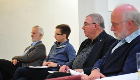 Bild 23: Von den Teilnehmern des Arbeitskreises wurden auch die Fragen des Verhältnisses von Religion, Politik und Demokratie, zum politischen Engagement von Kirchen in Sachen De-mokratie, zur Position in Sachen religiöser Feiertagen und zum Tanzverbot be