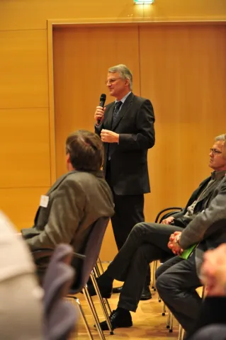 Der Ehrenpräsident der IHK Gießen-Friedberg Dr. Wolfgang Maaß in der Plenumsdiskussion.