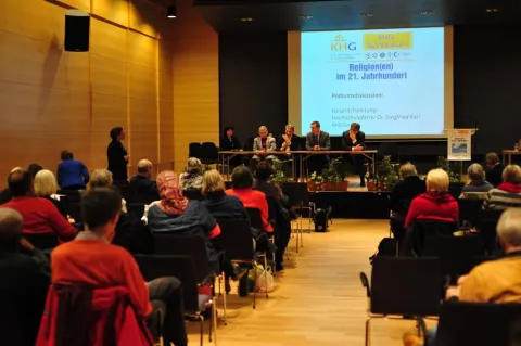 Bilder 24 und 25: Die Ergebnisse aus den Arbeitskreisen wurden am Nachmittag im Plenum vorgestellt. Sigrid Monnheimer berichtete über die Ergebnisse im Arbeitskreis 1 (Religiöse Identität in Deutsch-land), Prof. Dr. Joachim Valentin (2.v.l.) aus dem Arbei