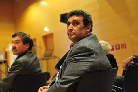 Aufmerksame Zuhörer in der Diskussion waren unter anderem der Vorsitzende des Ausländerbeirates von Gießen Zeynal Sahin (rechts) und Hochschulpfarrer Dr. Siegfried Karl.