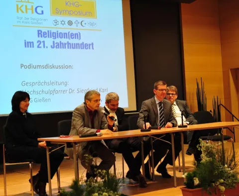 Bilder 24 und 25: Die Ergebnisse aus den Arbeitskreisen wurden am Nachmittag im Plenum vorgestellt. Sigrid Monnheimer berichtete über die Ergebnisse im Arbeitskreis 1 (Religiöse Identität in Deutsch-land), Prof. Dr. Joachim Valentin (2.v.l.) aus dem Arbei