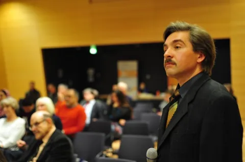 Bild 26: Geleitet wurde die Diskussion von Hochschulpfarrer Dr. Siegfried Karl.