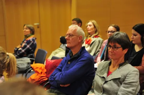 Gespannt verfolgten die Teilnehmer der Veranstaltung die Diskussion, wie die beiden Bilder zeigen.