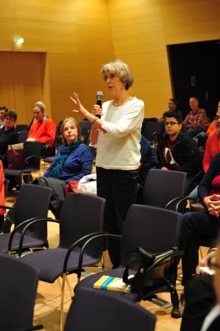 Bilder 27 und 28: Die Diskussion offen gebliebener Fragen im Plenum wurde mit großem Engagement und Ernsthaftigkeit geführt, wie den Bildern zu entnehmen ist. Aufgrund der Ereignisse vom Vor-abend in Paris wurden unter anderem die Frage der großen Gewaltb