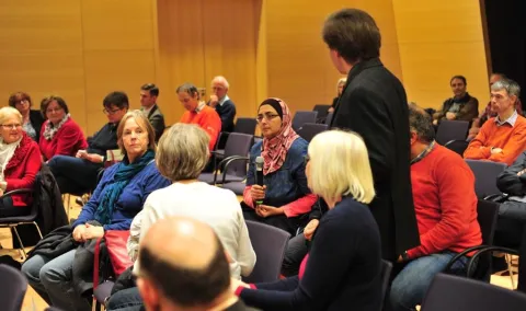 Bilder 27 und 28: Die Diskussion offen gebliebener Fragen im Plenum wurde mit großem Engagement und Ernsthaftigkeit geführt, wie den Bildern zu entnehmen ist. Aufgrund der Ereignisse vom Vor-abend in Paris wurden unter anderem die Frage der großen Gewaltb