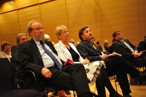 Bild 3: Bei der Eröffnung des Symposium v.l.n.r. (1. Reihe) Dr. h.c. Wolfgang Thierse (ehemaliger Präsident des Deutschen Bundestages und Mitglied des Zentralkomitees der deutschen Ka-tholiken), Gerda Weigel-Greilich (Bürgermeisterin von Gießen), Dr. Sieg