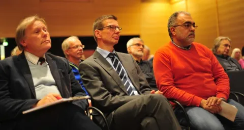 Bild 4: …v.l.n.r. (1. Reihe) Pfarrer Bernd Apel (Geschäftsführer des Rats der Religionen im Kreis Gießen), Prof. Dr. Dirk Ansorge (Prorektor der Phil.-Theologischen Hochschule Frankfurt – Sankt Georgen) und Dr. Diaa Rashid (Vorsitzender der Islamischen Ge