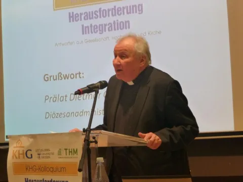 Die Glückwünsche aus Anlass des 90-jährigen Bestehens der Katholischen Hochschulgemeinde Gießen überbrachte der Diözesanadministrator des Bistums Mainz, Prälat Dietmar Giebelmann.