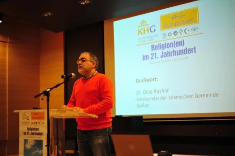 Bild 6: Der Vorsitzende der Islamischen Gemeinde Gießen, Dr. Diaa Rashid, begrüßt die Teilnehmer im Namen der muslimischen Gemeinden.