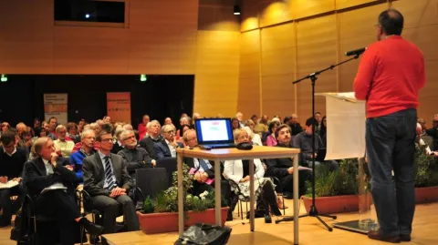Bild 7: Wie sehr das Thema Religionen und moderne Gesellschaft viele Menschen beschäftigt, zeigt sich auch an dem sehr guten Zuspruch, den das Symposium fand, wie dieser Blick in den Saal verdeutlicht. 