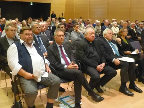 Bei der Eröffnung des Kolloquiums v.l.n.r. (1. Reihe) Jesuitenpater Frido Pflüger, Staatssekretär Jo Dreiseitel, Prälat Dietmar Giebelmann (Diözesanadministrator des Bistums Mainz), Dr. Bernhard Vogel (ehemaliger Ministerpräsident von Rheinland-Pfalz und 