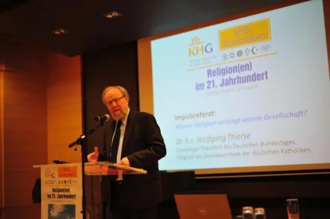 Bild 8: Starke Beachtung fand Dr. h.c. Wolfgang Thierse, der ehemalige Präsident des Deutschen Bundestages und langjährige Stellvertretende Vorsitzende der SPD Deutschlands, mit seinem Impulsreferat über die Bedeutung der Religion in unserer Gesellschaft.