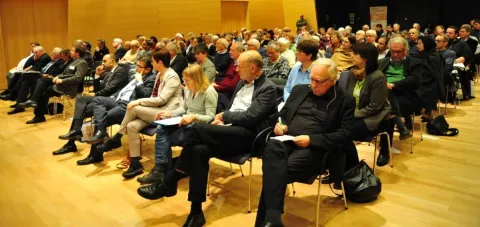 … (1. Reihe, v.r.n.l.) Prof. Claus Leggewie (Gießen), Prof. Ulrich Wagner (Marburg), Cornelia Tigges (Caritas Migrationsdienst Gießen), Frau Willems, Prof. Matthias Willems (Präsident Technische Hochschule Mittelhessen Gießen) und Prof. Joybrato Mukherjee