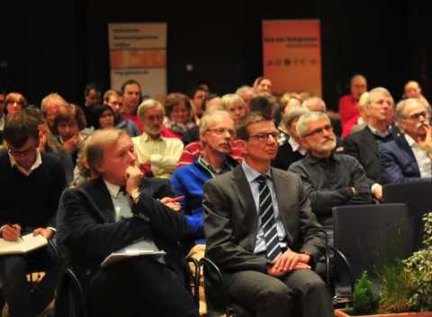 Bilder 9-11: Die folgenden drei Bilder zeigen, wie gespannt die Teilnehmer des Symposiums die Ausfüh-rungen Dr. Thierses verfolgten.