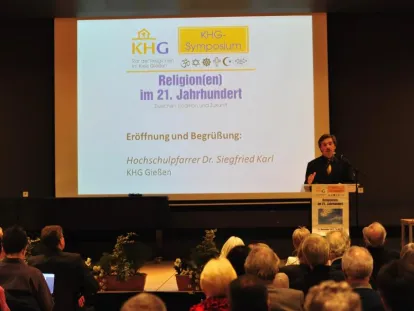 Bild 1: Hochschulpfarrer Dr. Siegfried Karl eröffnet das Symposium.